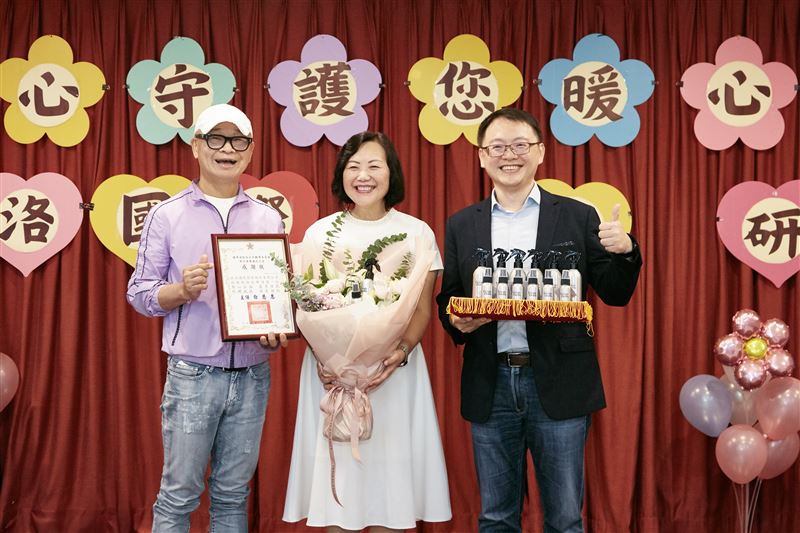 iROO董事長劉本謙、工研院材化所經理孫文檠與新竹榮民之家主任白恩惠共同出席捐贈儀式。(圖/iROO提供)