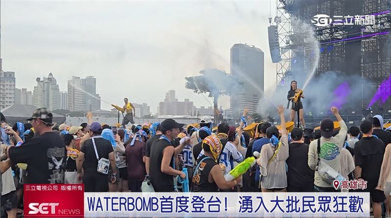 WATERBOMB首度登台! 湧入大批民眾狂歡 純喫茶補給站有吃有喝一次滿足。(圖/截自影片)