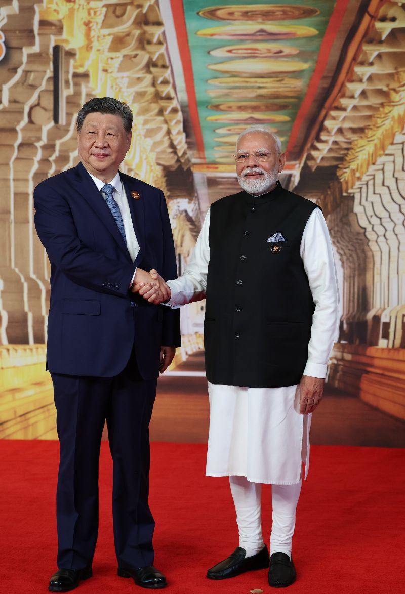 印度總理莫迪（Narendra Modi）（右），在金磚國家（BRICS）峰會與中國國家主席習近平（左）握手。（印度外交部提供）
