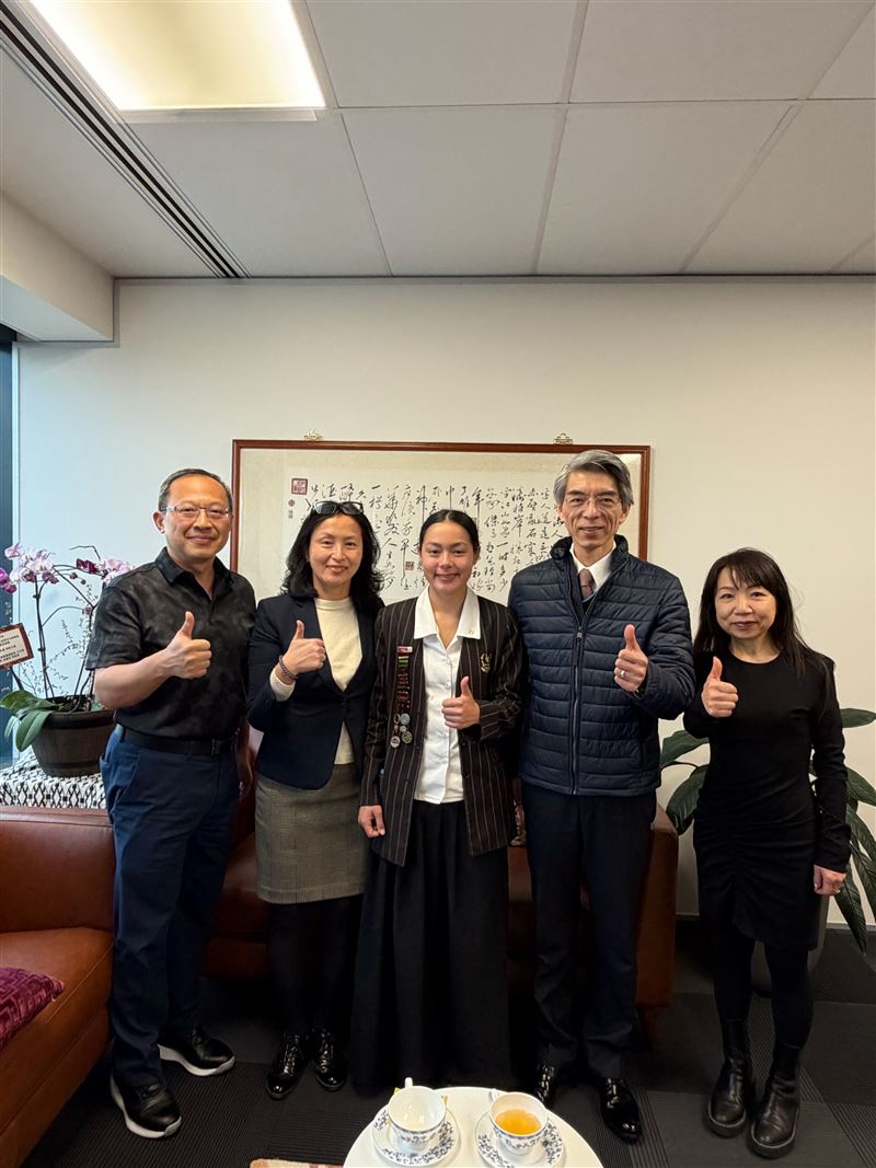 臺灣澳洲混血女孩劉米俹（Mia）以台灣血統為榮！代表紐西蘭出國賽，騎《捷安特》讓全世界看見台灣。圖為一行人在臺灣駐紐西蘭台北經濟文化辦事處。（圖／劉米俹（Mia）媽媽提供）