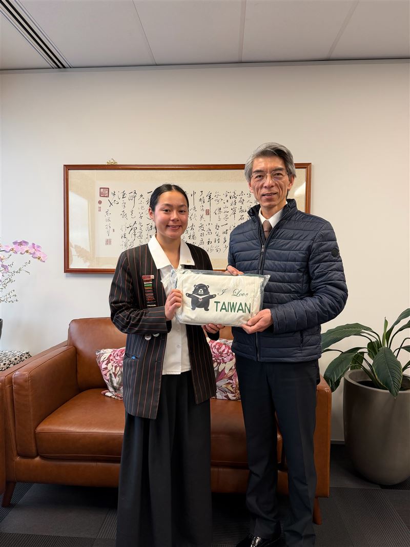 臺灣澳洲混血女孩劉米俹（Mia）以台灣血統為榮！代表紐西蘭出國賽，騎《捷安特》讓全世界看見台灣。圖為Mia與臺灣駐紐西蘭台北經濟文化辦事處處長林晨富。（圖／劉米俹（Mia）媽媽提供）