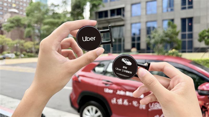 幸運搭乘「美杜莎專車」的粉絲可獲得限量冰箱磁鐵。(圖／Uber提供）