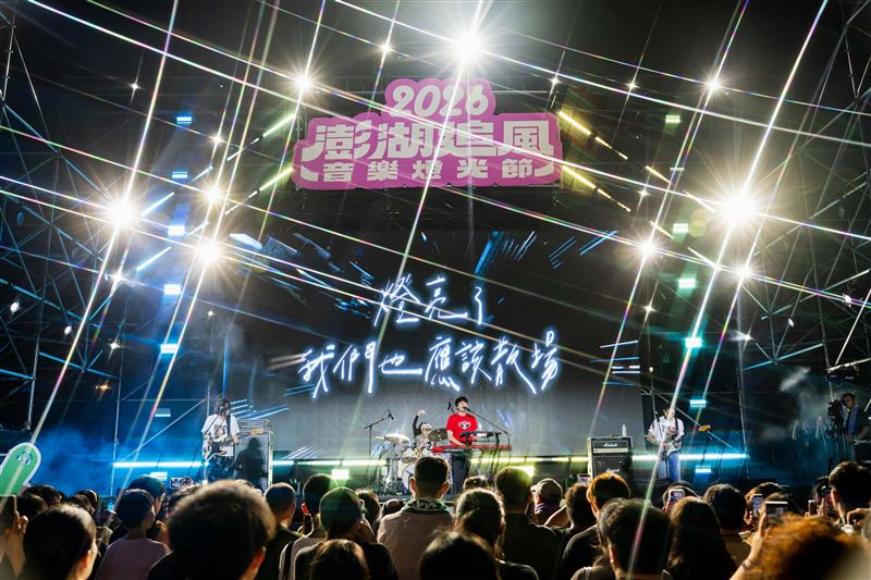 金曲樂團宇宙人招牌節奏點燃現場