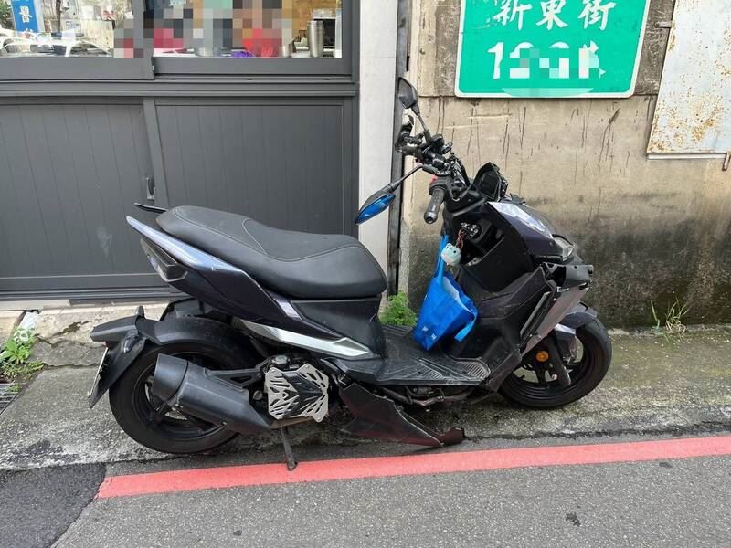 20歲機車猴逆向超車，機車嚴重毀損。（圖／翻攝畫面）
