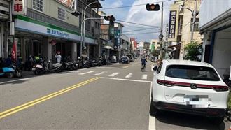 20歲機車猴逆向超車！撞噴87歲翁骨折送醫