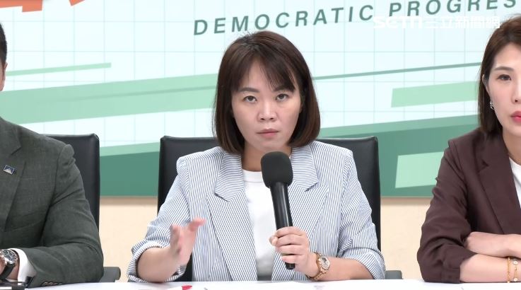 簡舒培酸，如果蔣萬安只會抱著鮮奶像一個沒有斷奶的小孩，就不要再耽誤台北市大好前程，就回家做自己也不用被監督（圖／翻攝畫面）