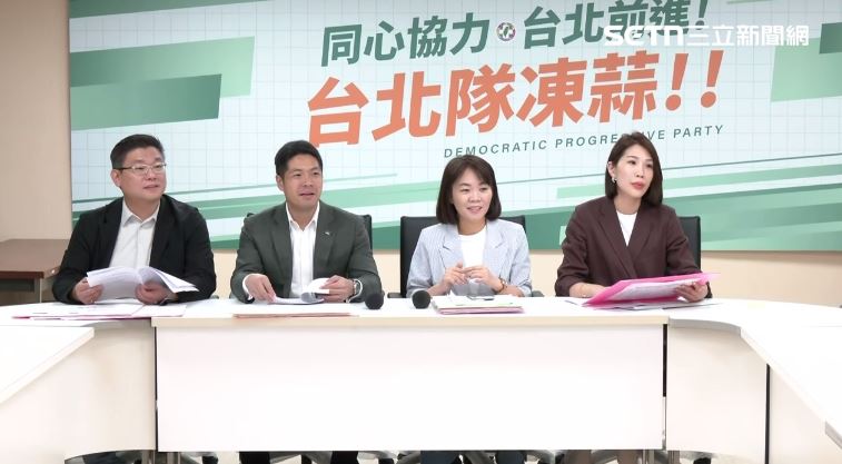 台北市議員簡舒培、陳賢蔚、台北市議員參選人馬郁雯、陳又新今天召開記者會，質疑蔣萬安的長子蔣得立師大附中入學、交換生資格（圖／翻攝畫面）