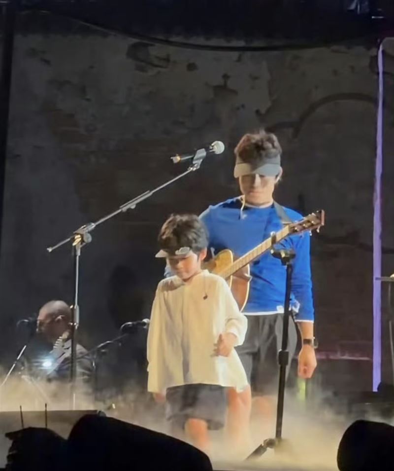 趙雷演唱會跟一名男孩互動,外界猜測就是他兒子。(圖/翻攝自微博)