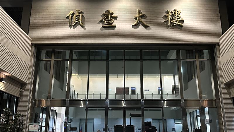 懷疑女友分手愛上別人！恐怖男刀狂刺情敵