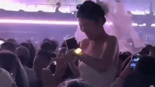 情侶演唱會求婚遭怒喊「坐下」場面太尷尬