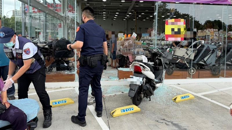 突偏離車道！83歲嬤暴衝撞爆寵物店