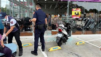 突偏離車道！83歲嬤暴衝撞爆寵物店