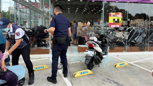 突偏離車道！83歲嬤暴衝撞爆寵物店