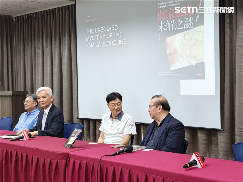 信民協會創會理事長黃清龍今(14)舉行《蔣家血緣未解之謎:蔣經國日記、郭禮伯回憶錄與 DNA,揭開雙胞胎身世的終極真相》新書發表會,並邀郭禮伯將軍之子郭貽熹到場。(圖/記者盧素梅攝影)