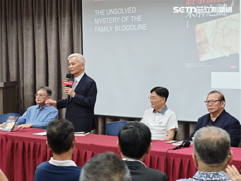 信民協會創會理事長黃清龍今(14)舉行《蔣家血緣未解之謎:蔣經國日記、郭禮伯回憶錄與 DNA,揭開雙胞胎身世的終極真相》新書發表會,並邀郭禮伯將軍之子郭貽熹到場。(圖/記者盧素梅攝影)
