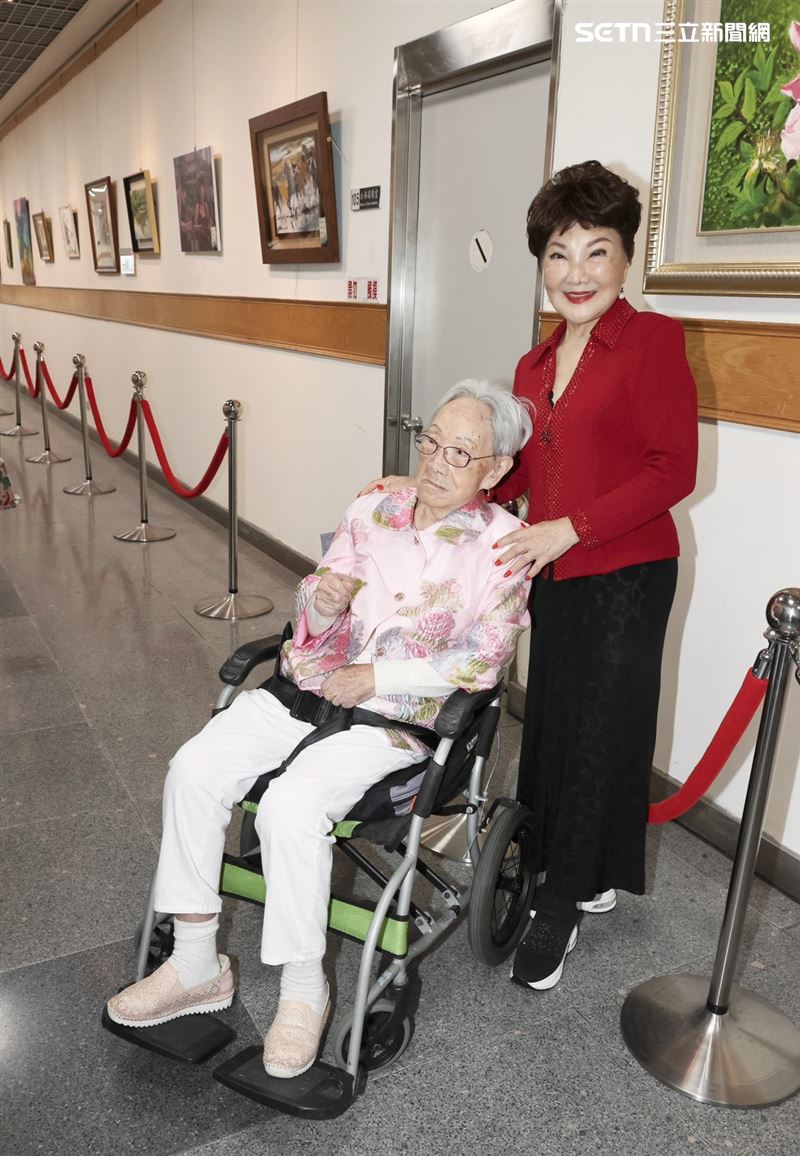 楊燕帶著106歲母親出席書畫美展記者會。(圖/記者田俊彥攝影)