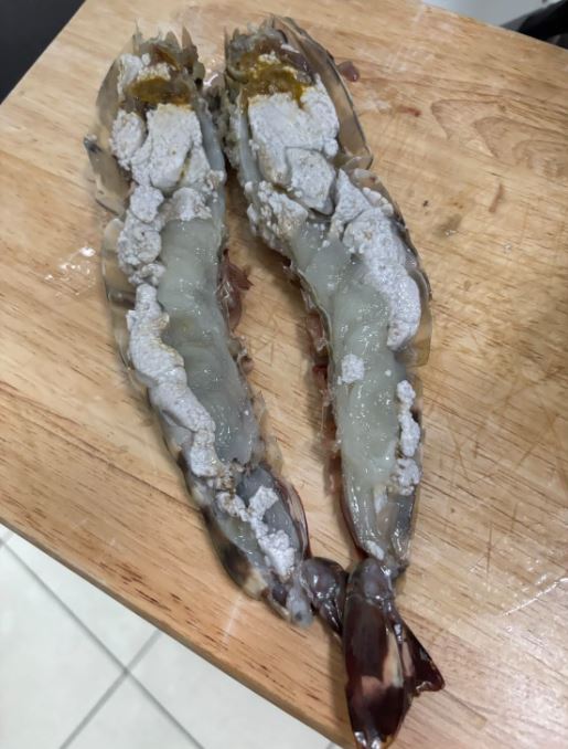 蝦子體內狀似白色豆腐渣的物體，嘉義大學生物資源學系張素菁副教授表示很可能是受到微孢子蟲或寄生蟲感染，也可能是公蝦的精巢。（圖／翻攝自Threads @sun_sheena）