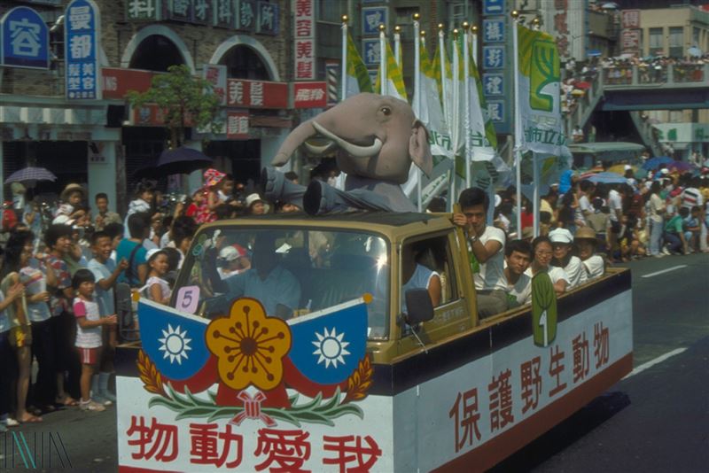 動物大搬家的林旺爺爺布偶裝先頭車隊。(圖/取自檔案局官網)