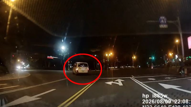 沒鳴笛當無敵星！救護車狂違規吞5單