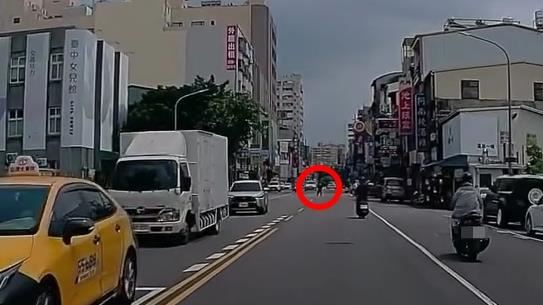 女學生違規闖越馬路,與直行機車發生碰撞,二人摔飛掛彩。(圖/網友hch_5858授權提供)