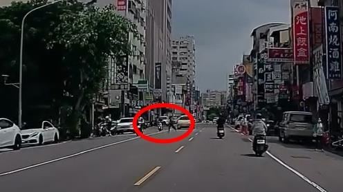 女學生違規闖越馬路,與直行機車發生碰撞,二人摔飛掛彩。(圖/網友hch_5858授權提供)