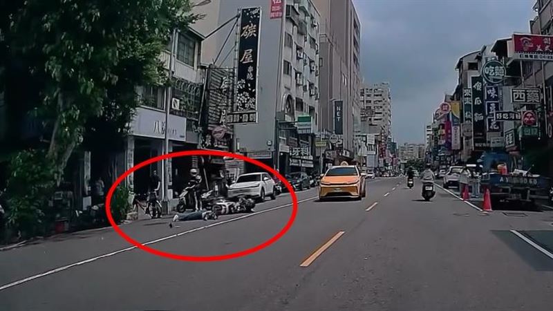 女學生過馬路暴衝！遭機車衝撞雙雙掛彩