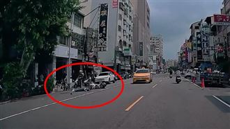 女學生過馬路暴衝！遭機車衝撞雙雙掛彩