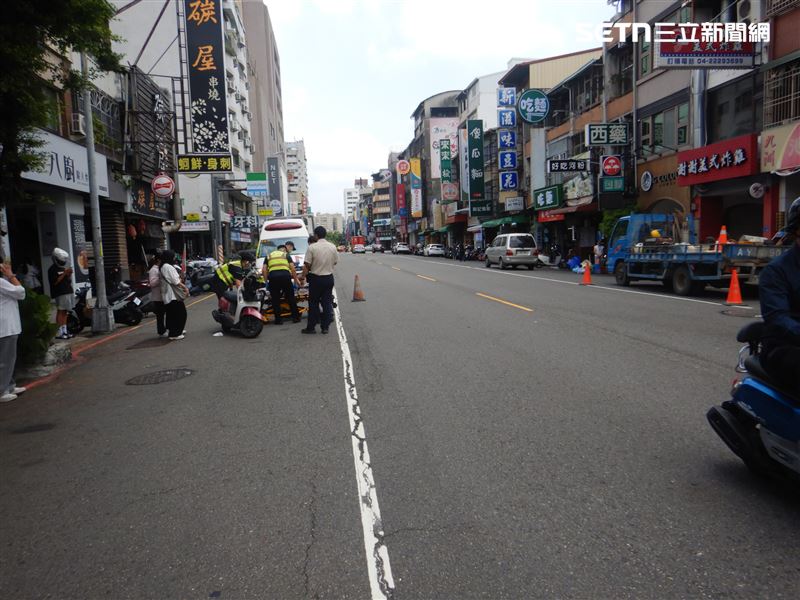 女學生違規闖越馬路,與直行機車發生碰撞,二人摔飛掛彩。(圖/翻攝畫面)
