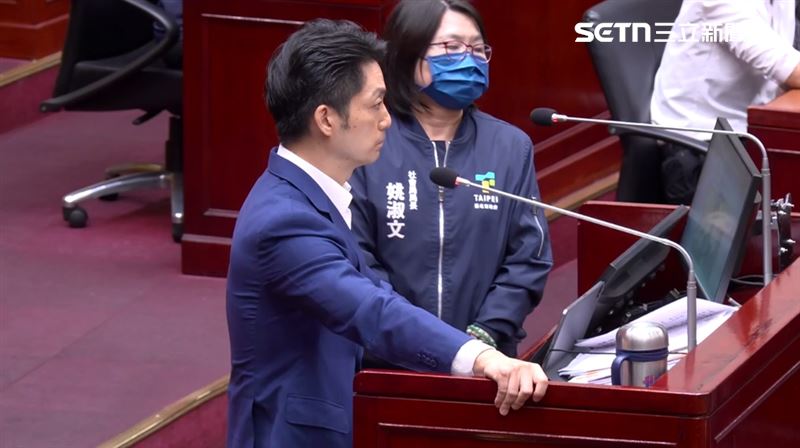 姚淑文想要走上備詢台幫蔣萬安回應，遭許淑華轟回去（圖／翻攝畫面）