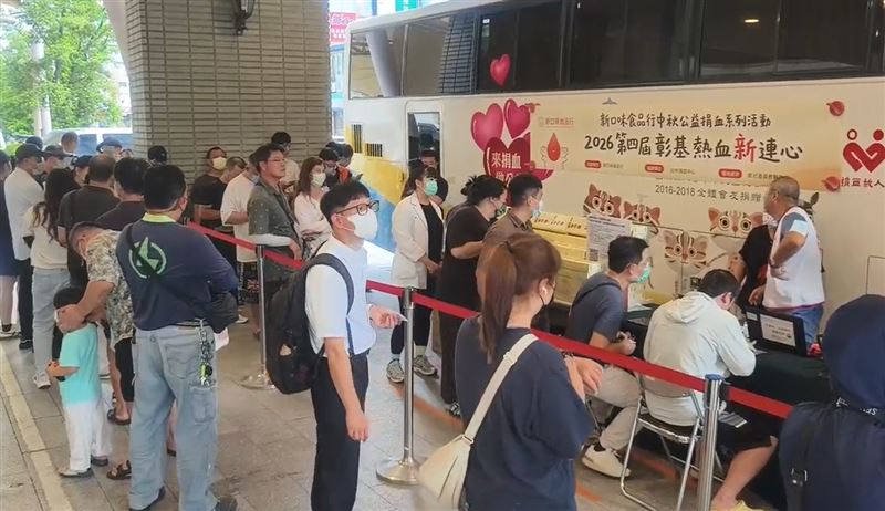 鹿港蛋黃酥名店刻意選在中秋檔期前,舉辦捐血送蛋黃酥活動。(圖/翻攝畫面)