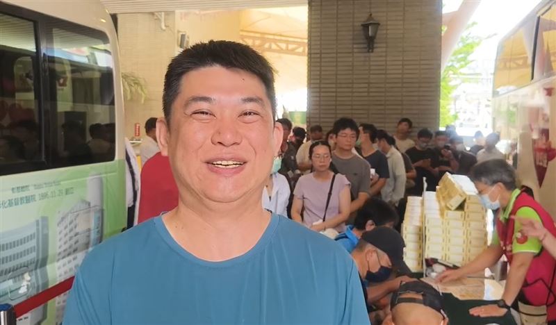 「新口味」蛋黃酥業者王裕誠表示,為感謝父親當年急病在彰基輸血1萬多CC才救回一命,想出捐血送蛋黃酥的方法回饋社會。(圖/翻攝畫面)