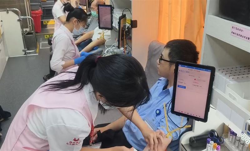 大批民眾衝著捐血250CC送6顆「新口味」蛋黃酥,到彰基總院門口共襄盛舉。(圖/翻攝畫面)