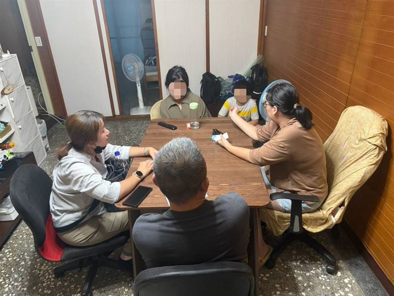 夫胰臟癌逝留鉅債!48歲母獨養姊弟,他們這一句話逼哭全網。姊弟:「我們要學會忍耐」。媽媽:「我絕不能倒下」。(圖/翻攝自《愛的延續》公益協會臉書)