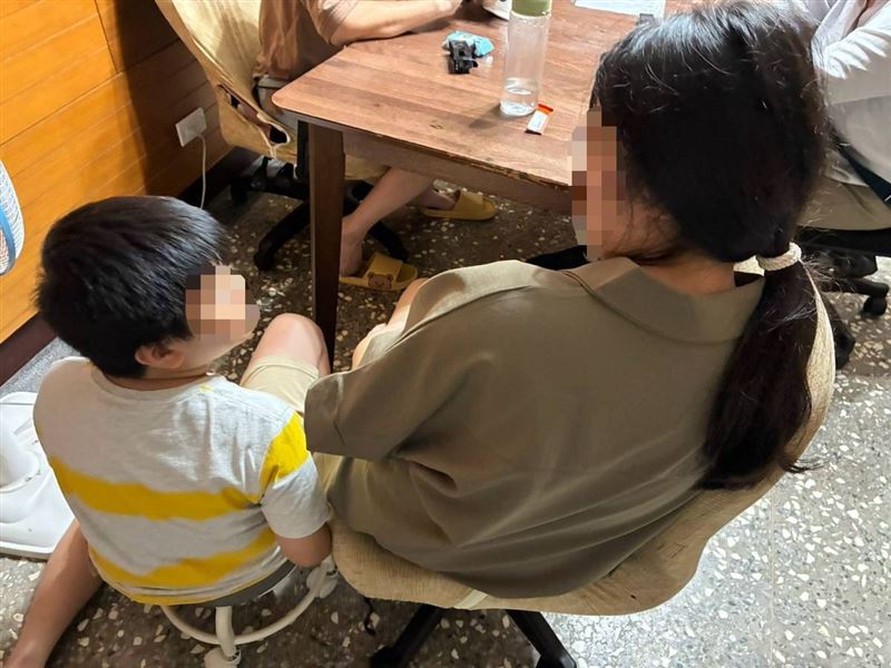 夫胰臟癌逝留鉅債!48歲母獨養姊弟,他們這一句話逼哭全網。姊弟:「我們要學會忍耐」。媽媽:「我絕不能倒下」。(圖/翻攝自《愛的延續》公益協會臉書)