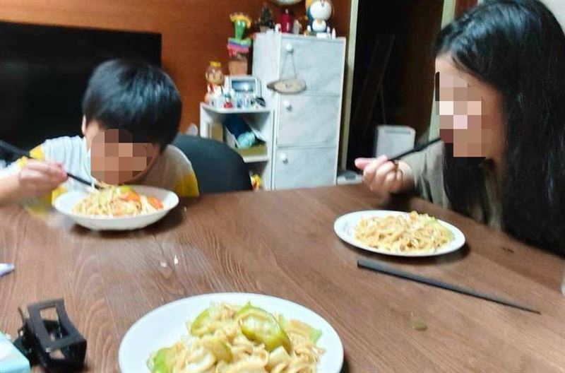 夫胰臟癌逝留鉅債!48歲母獨養姊弟,他們這一句話逼哭全網。姊弟:「我們要學會忍耐」。媽媽:「我絕不能倒下」。(圖/翻攝自《愛的延續》公益協會臉書)