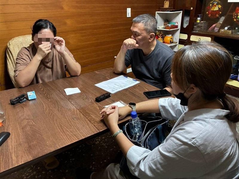 夫胰臟癌逝留鉅債!48歲母獨養姊弟,他們這一句話逼哭全網。姊弟:「我們要學會忍耐」。媽媽:「我絕不能倒下」。(圖/翻攝自《愛的延續》公益協會臉書)
