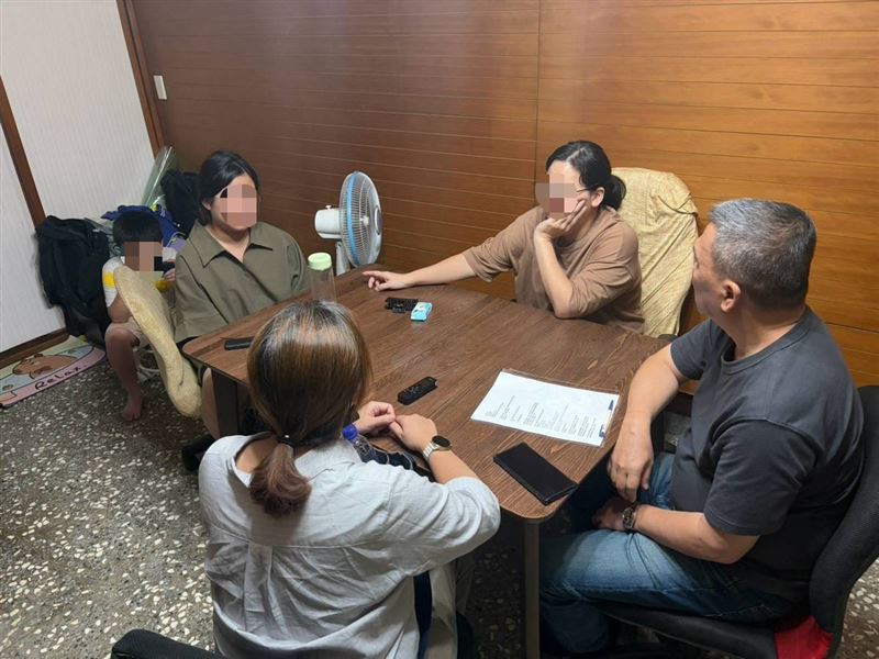 夫胰臟癌逝留鉅債!48歲母獨養姊弟,他們這一句話逼哭全網。姊弟:「我們要學會忍耐」。媽媽:「我絕不能倒下」。(圖/翻攝自《愛的延續》公益協會臉書)