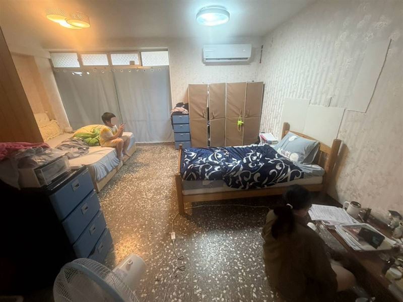 夫胰臟癌逝留鉅債!48歲母獨養姊弟,他們這一句話逼哭全網。姊弟:「我們要學會忍耐」。媽媽:「我絕不能倒下」。(圖/翻攝自《愛的延續》公益協會臉書)