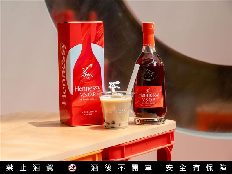 軒尼詩奶茶將V.S.O.P與香醇奶茶調融,干邑香氣與奶茶的奶香、茶香自然交織,口感滑順而不失個性。即日起於全台精選KTV限定供應,並於ROAR限定提供含珍珠版本。(圖/品牌業者提供)