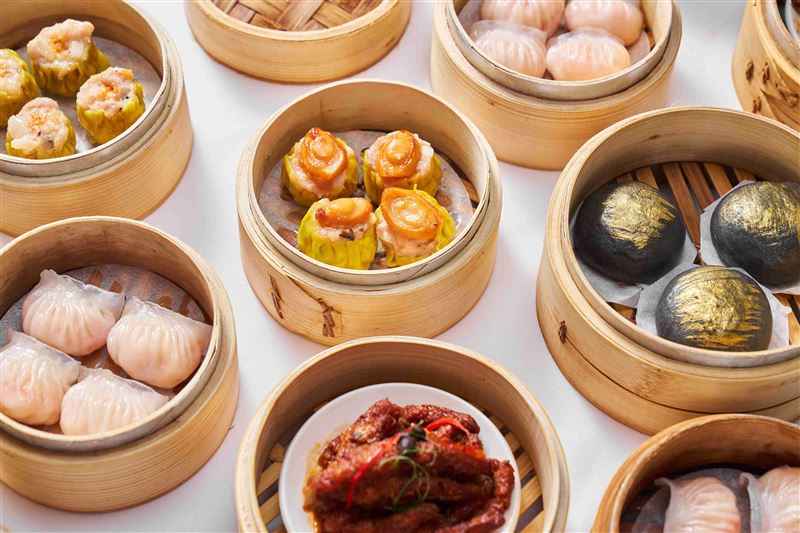 珍珠坊承襲40餘年港點粵菜手藝,以手作港點、經典燒臘與精緻粵饌,延續熟悉的港式飲茶風味。(圖/飯店旅宿業者提供)