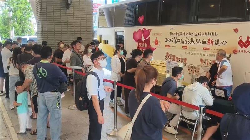 捐血250CC送6顆名店蛋黃酥　人潮湧現瘋搶
