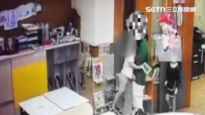 虐童影曝！孩遭幼園師「抓後頸、拖下巴」