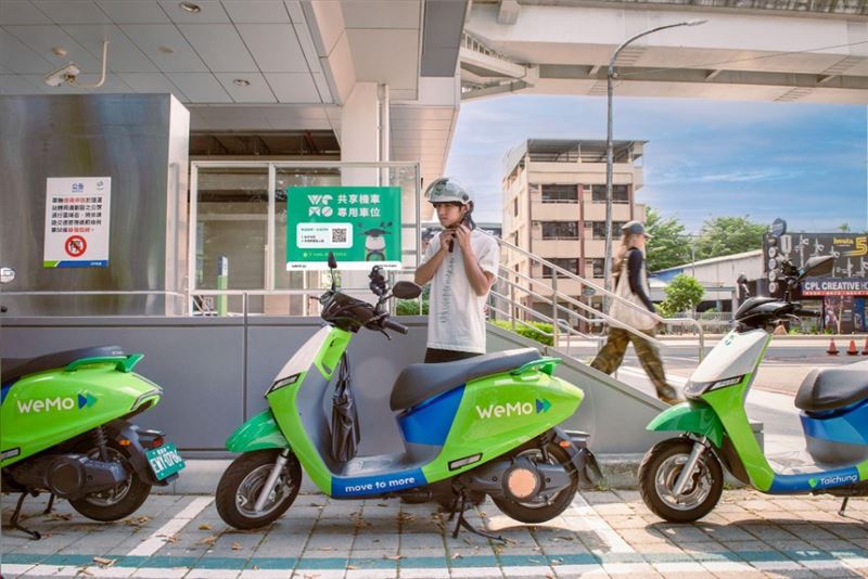 北屯總站出口即設有 WeMo 專屬租還站,讓乘客出站步行 1 分鐘內即可銜接共享機車,展開後續行程。 