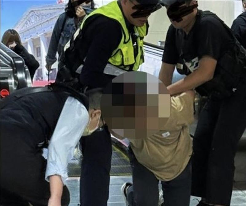 一名陳姓男子於隨機攻擊案剛發生不久後再度於台北車站咆哮、鬧事。(圖/翻攝Threads@chris1204))