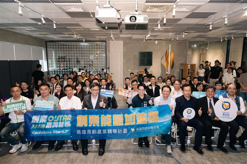 「創業能量加速器」啟動儀式今(14)日在「K-TV高雄新媒體人才培育中心」舉行,產官學來賓、業師顧問與青創團隊合影,共同見證高雄青年創業支持網絡進一步升級