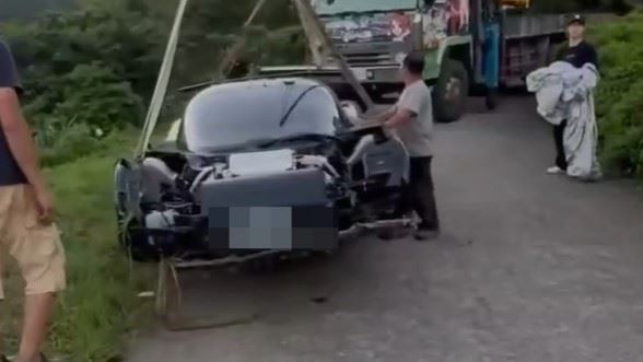義大利千萬超跑墜谷　駕駛崩潰：車是租的