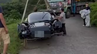 義大利千萬超跑墜谷　駕駛崩潰：車是租的