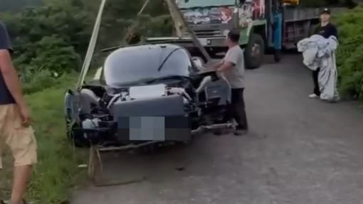 義大利千萬超跑墜谷　駕駛崩潰：車是租的