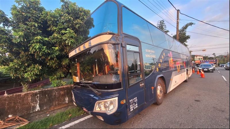司機突不適！高中校車連撞3電桿轎車