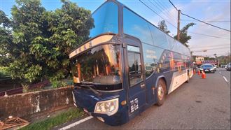 司機突不適！高中校車連撞3電桿轎車
